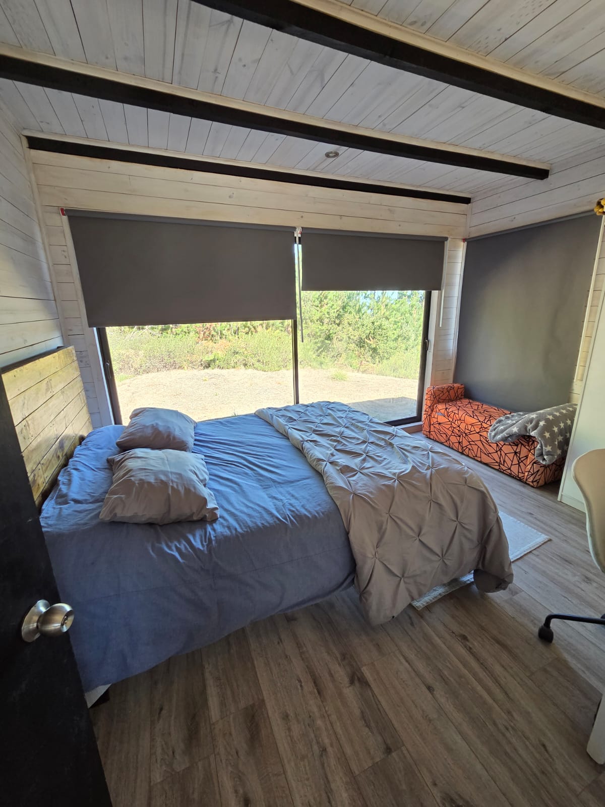 Dormitorio principal con vista al bosque